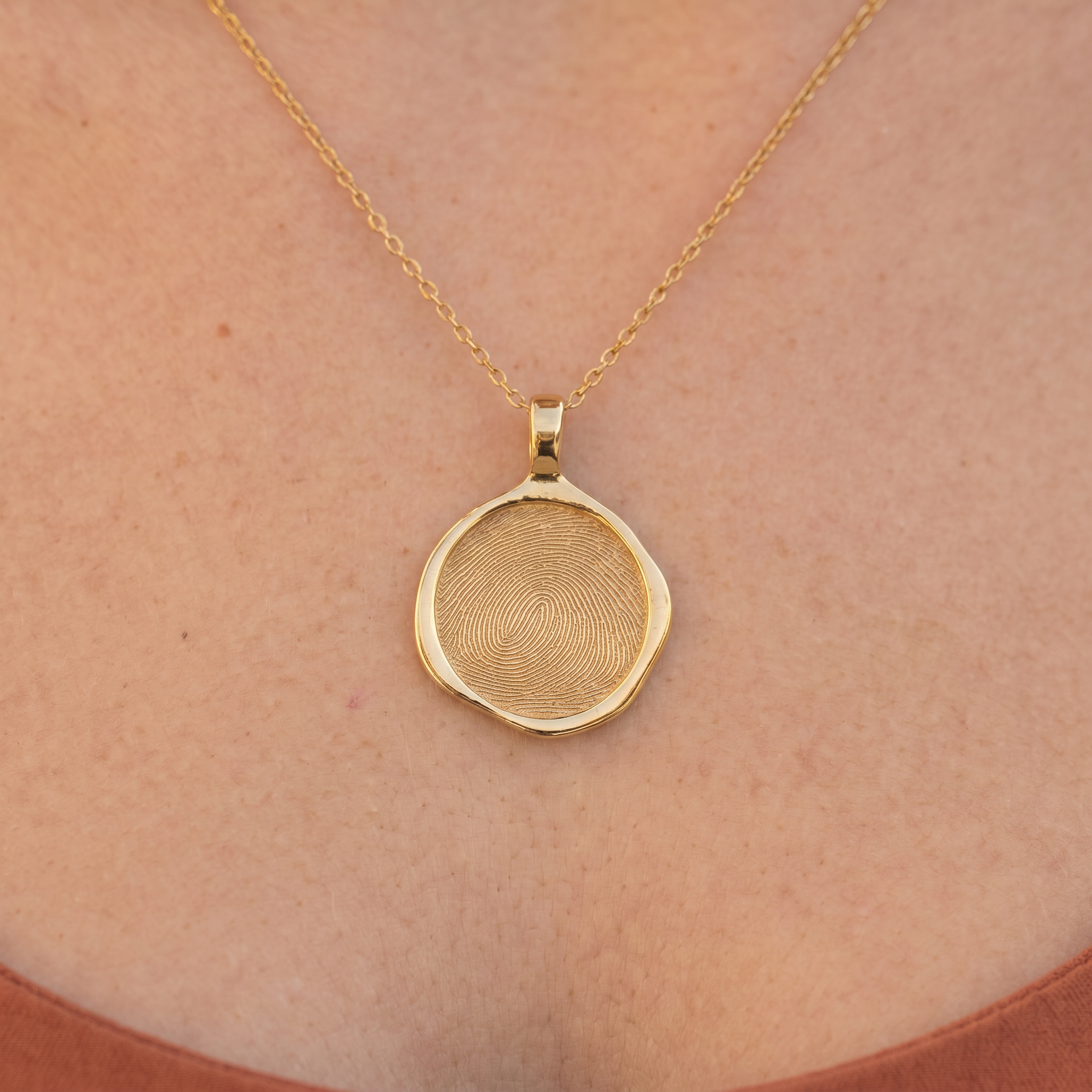 Gold Small Retro Seal Pendant