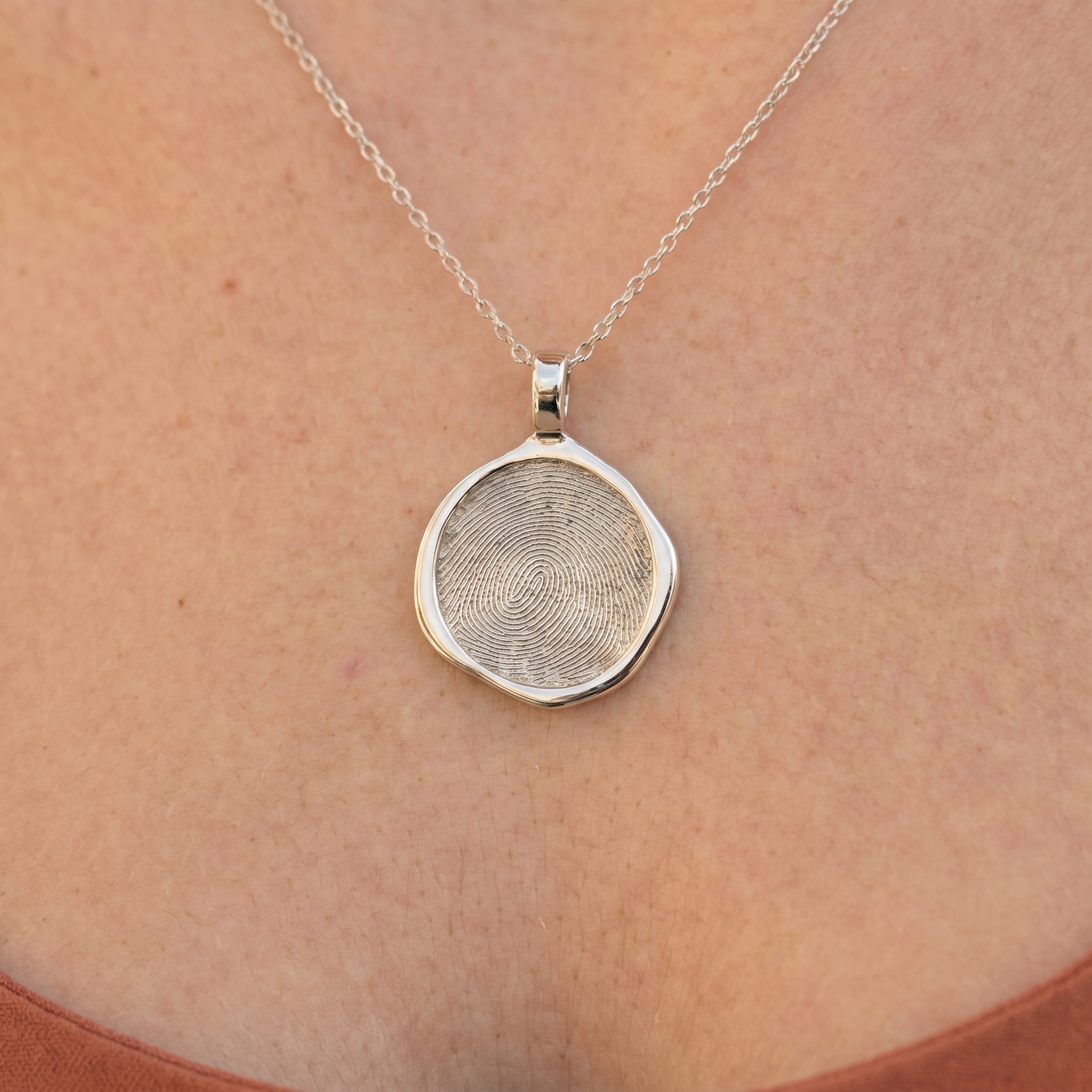 Small Retro Seal Pendant – Silver